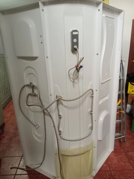 Coluna de duche com três sistemas chuveiros  com rádio