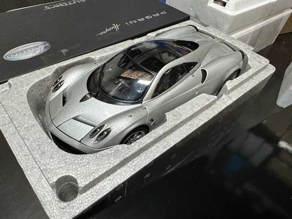 Модель авто Pagani Huayra 1/18 Silver Autoart. Металл. Новая