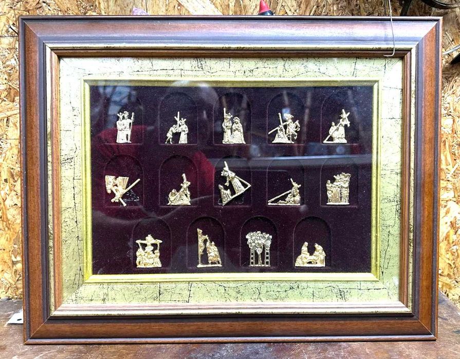 Quadro com a Via Sacra, que representa as etapas da Paixão de Cristo.