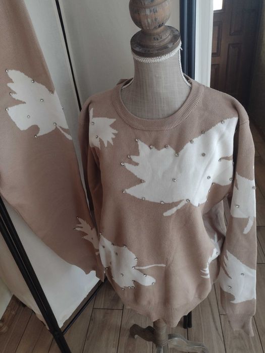 Komplet beżowy z dzianiny.