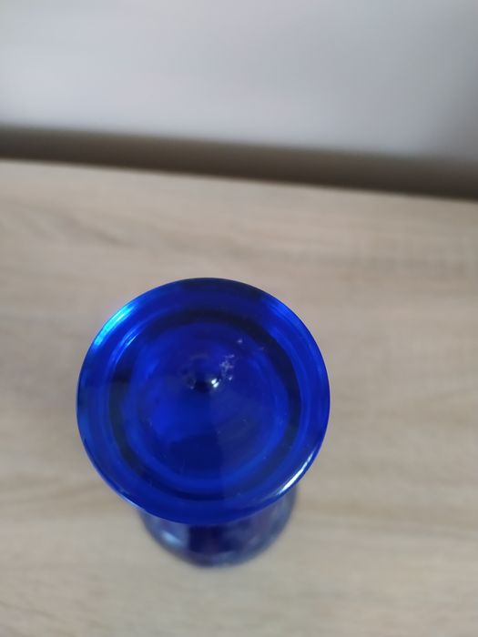 Kobaltowa karafka kolorowe szkło