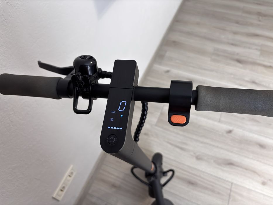 Електросамокат Xiaomi Mi Electric Scooter Essential