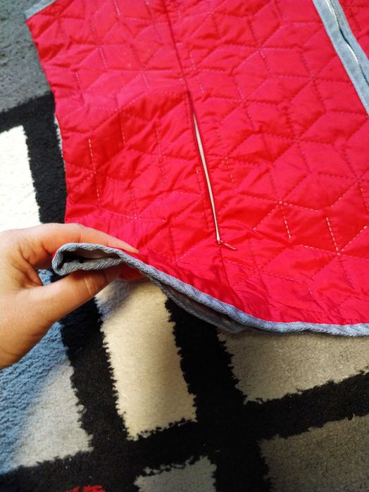 Тоненька,червона,стьобана жилетка 50-52 р