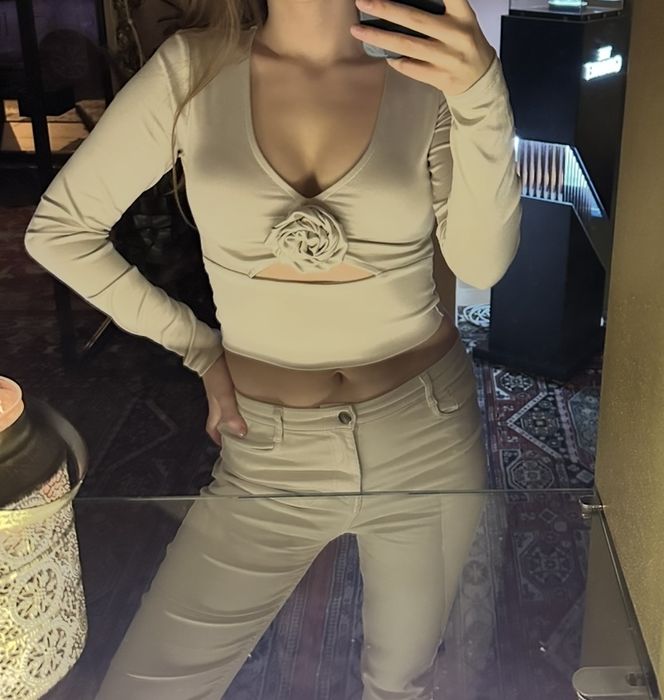 Черная бежевая блузка с цветком размер s