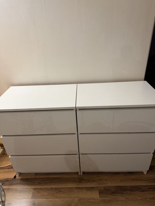 Dwie białe komody