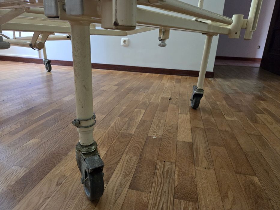 Cama hospitalar articulada INVACARE