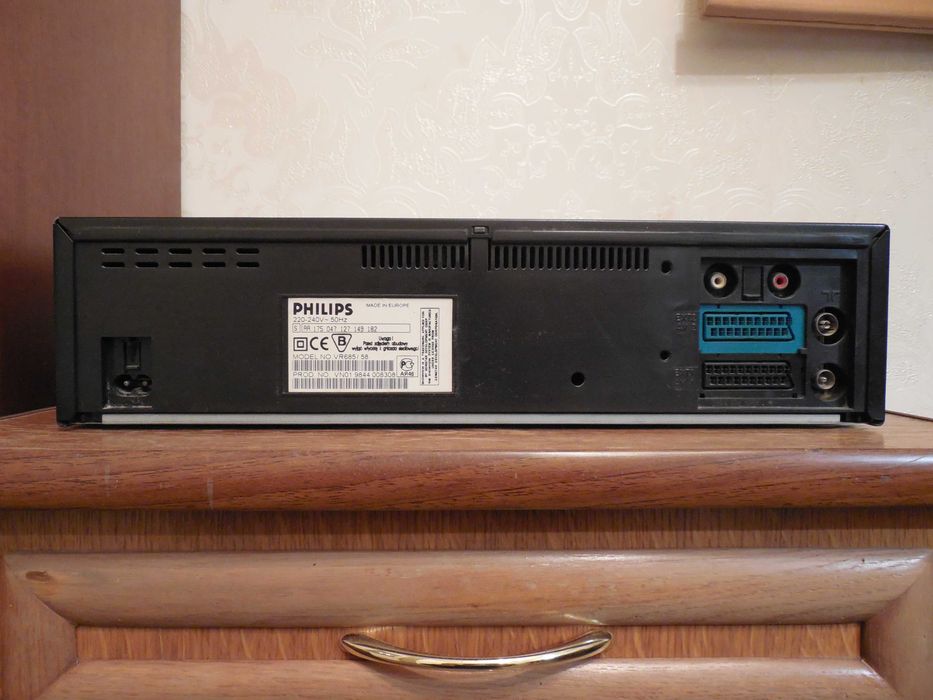 Відеомагнітофон Philips VR685