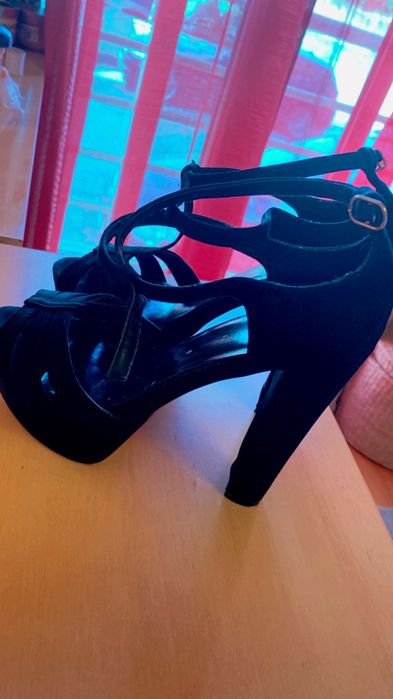 Sandálias várias novas