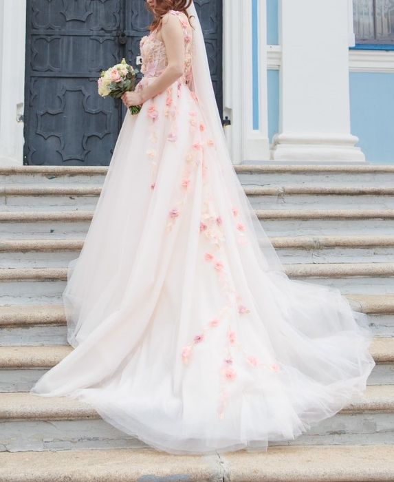 Дуже красива весільна сукня