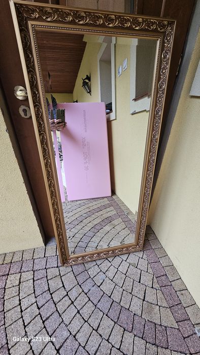 Lustro w złotej ramie