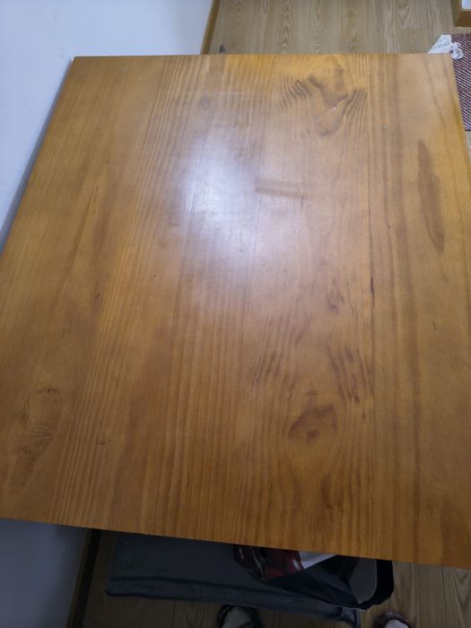 Mesa de madeira com duas cadeiras. Retirar no centro do Porto