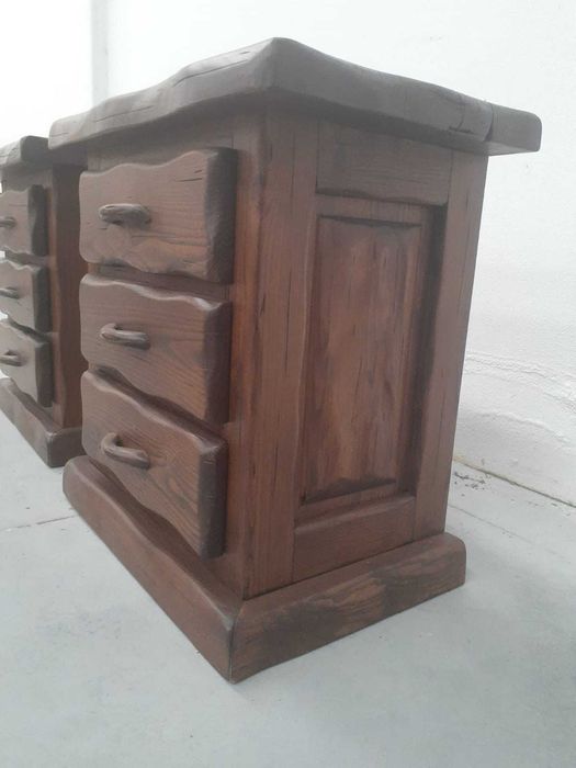 Par de Mesas de Cabeceira em Madeira Rústica – Robusta e Elegante