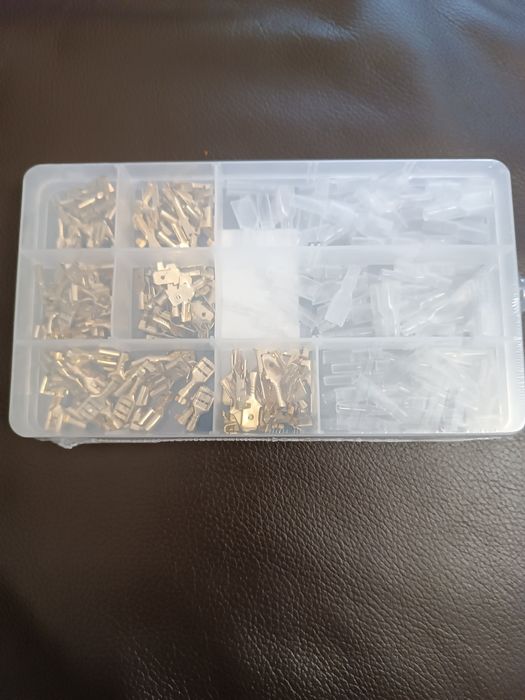 Konektory elektryczne