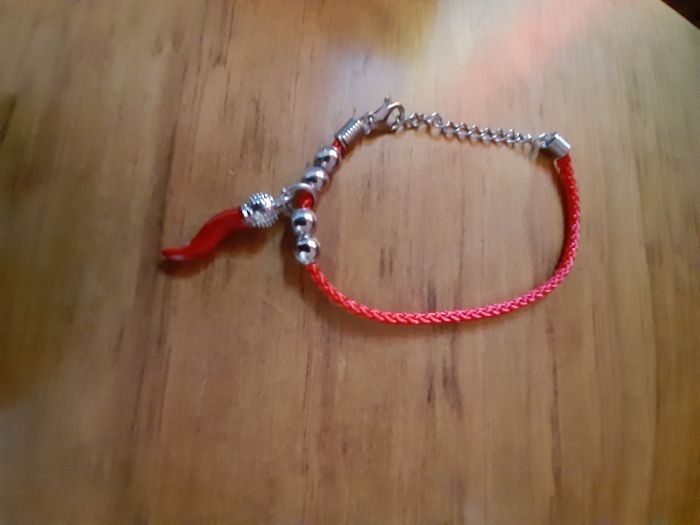 Colar com pedra vermelha e pulseira vermelha