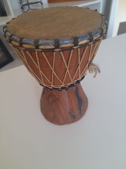 Jambê em pele e madeira maciça