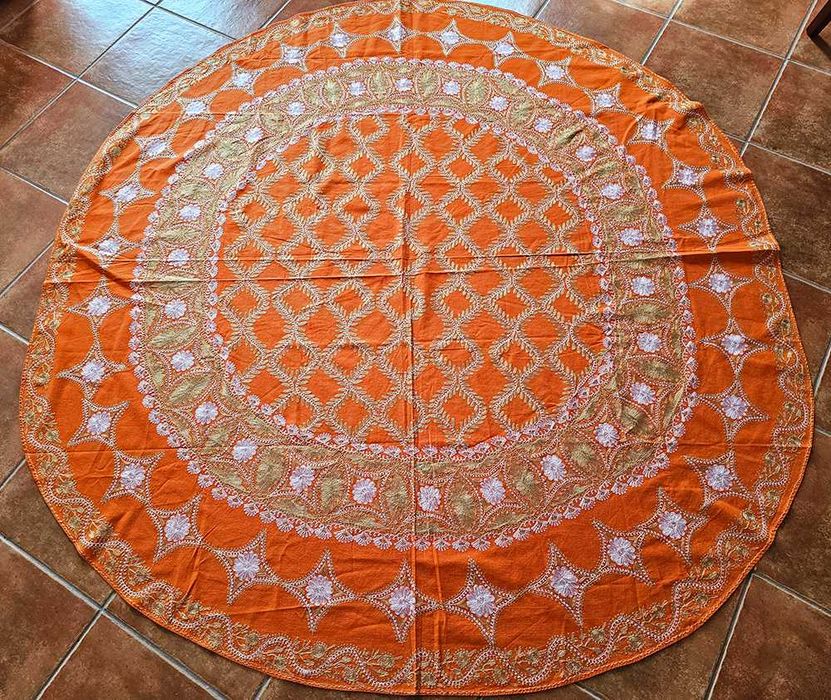 Toalha de mesa bordada com guardanapos