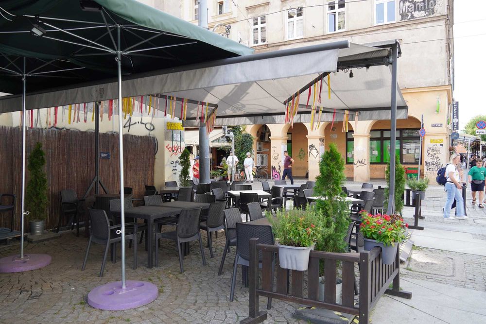 Urządzona restauracja włoska wraz z ogródkiem, przekazanie umowy najmu