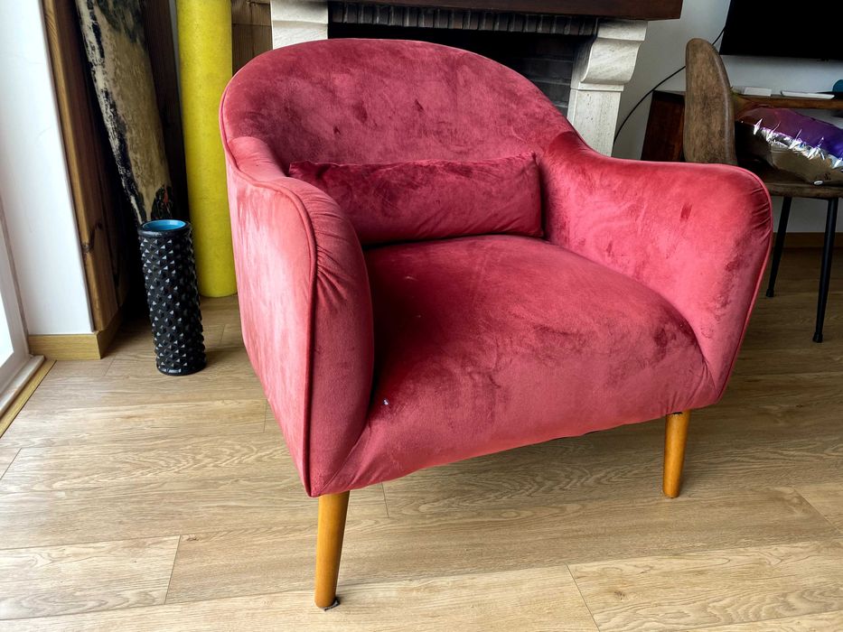 Poltrona em veludo vermelho/bordô