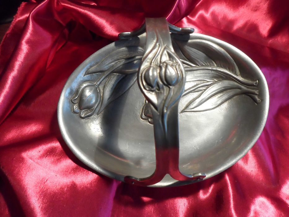 Cesta de estanho Art Nouveau/Arts and Crafts