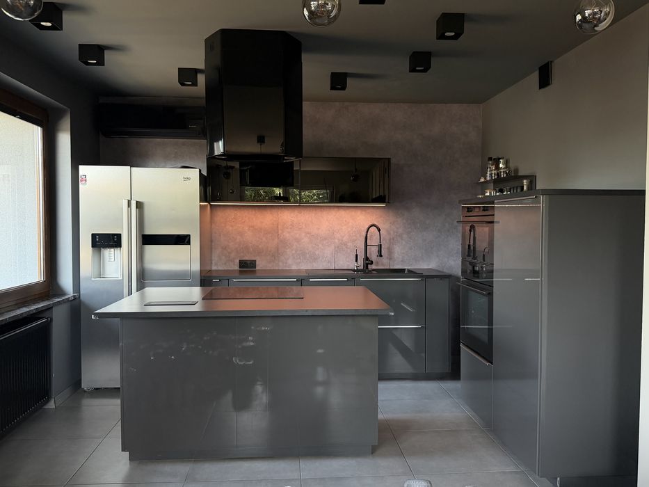 Kuchnia IKEA z wyspą + AGD + lodówka Side by Side – komplet