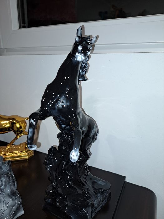 Cavalo decorativo em resina , pintura exclusiva