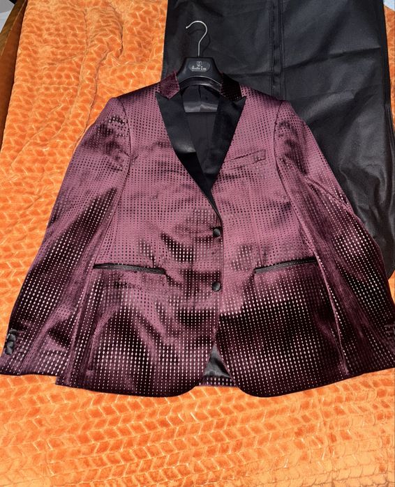 Blazer bordô e sapatos em conjunto