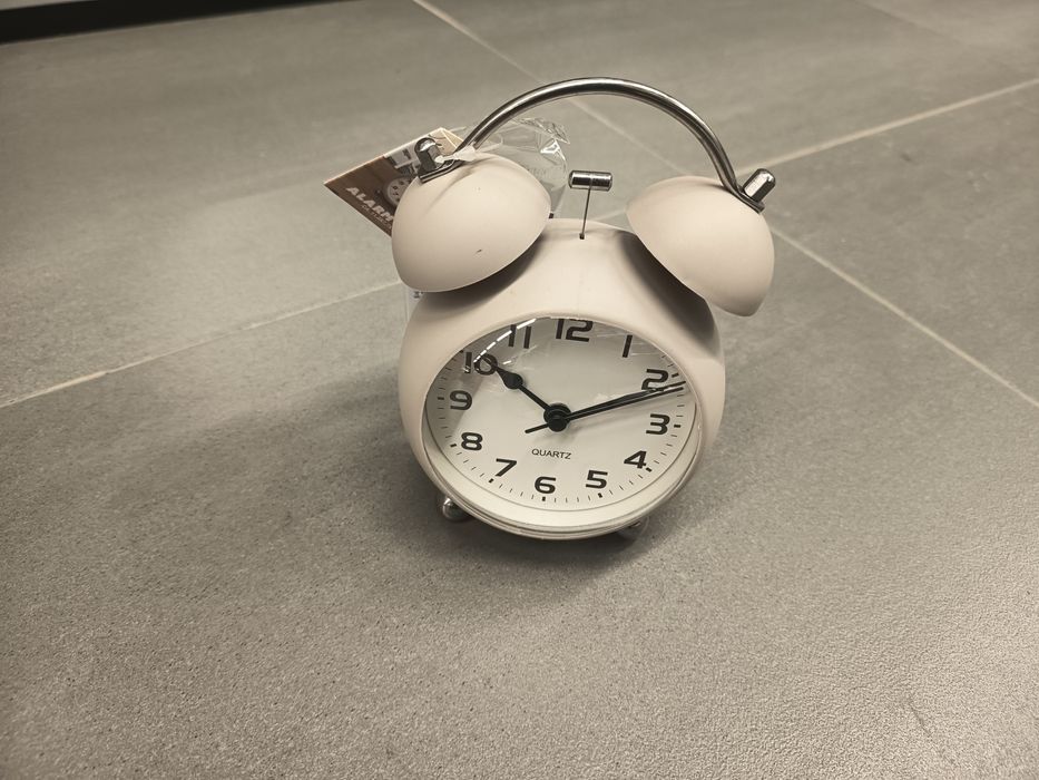 Nowy beżowy budzik z diodami LED