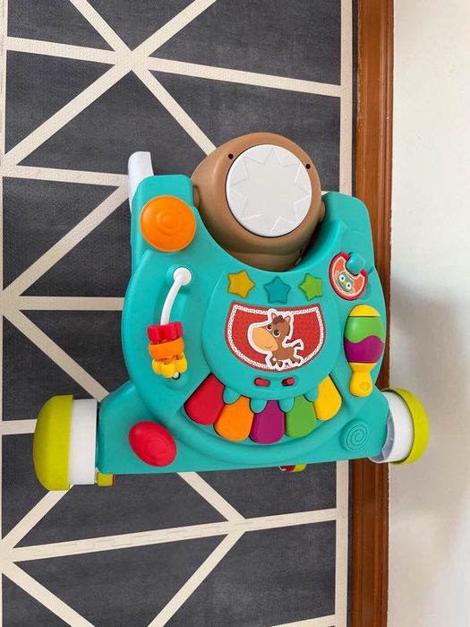 Andador e mesa de atividades