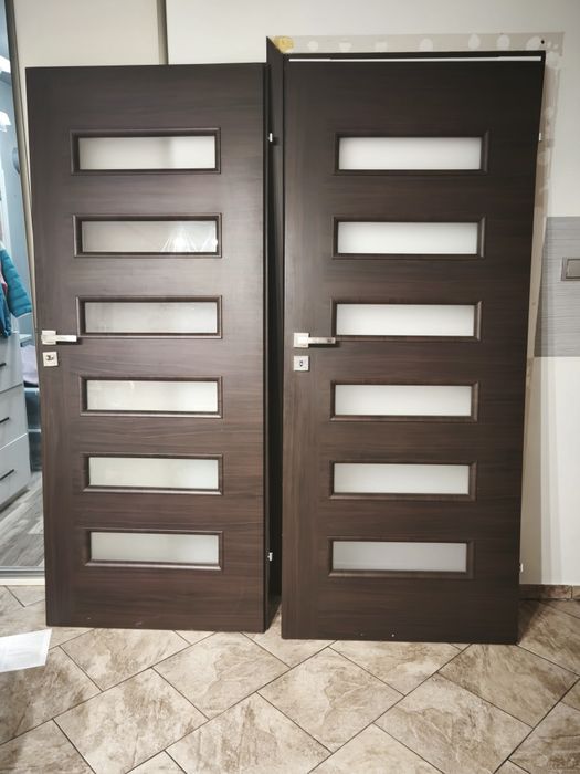 Drzwi prawe i lewe  80 z klamkami i opaskami