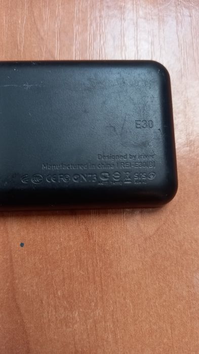 Продам mp3 плеер Iriver E30 на 2 гб.памяти,косметика-на фото,технически-полностью рабочий.