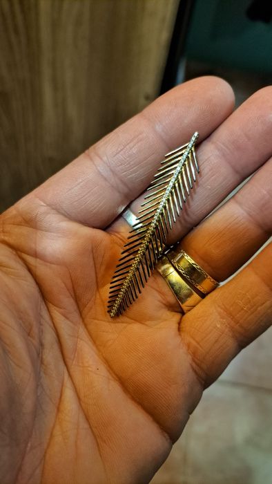 Alfinetes broches vintage em prata contrastada.