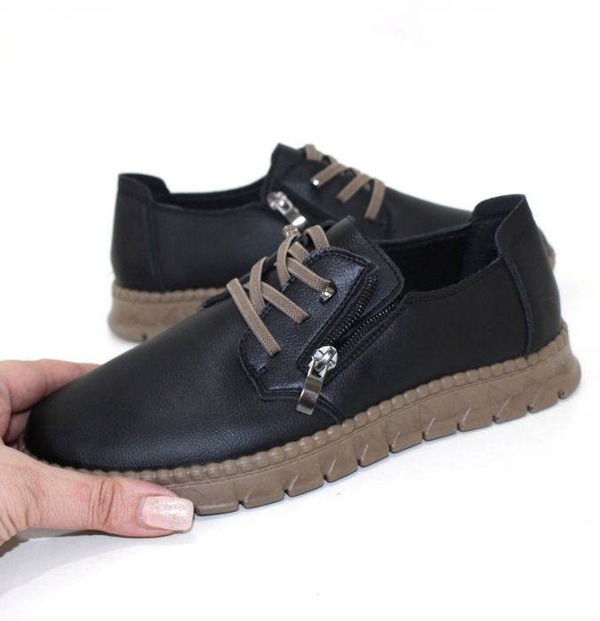 Чорні жіночі туфлі на коричневій легкій підошві збоку на блискавці