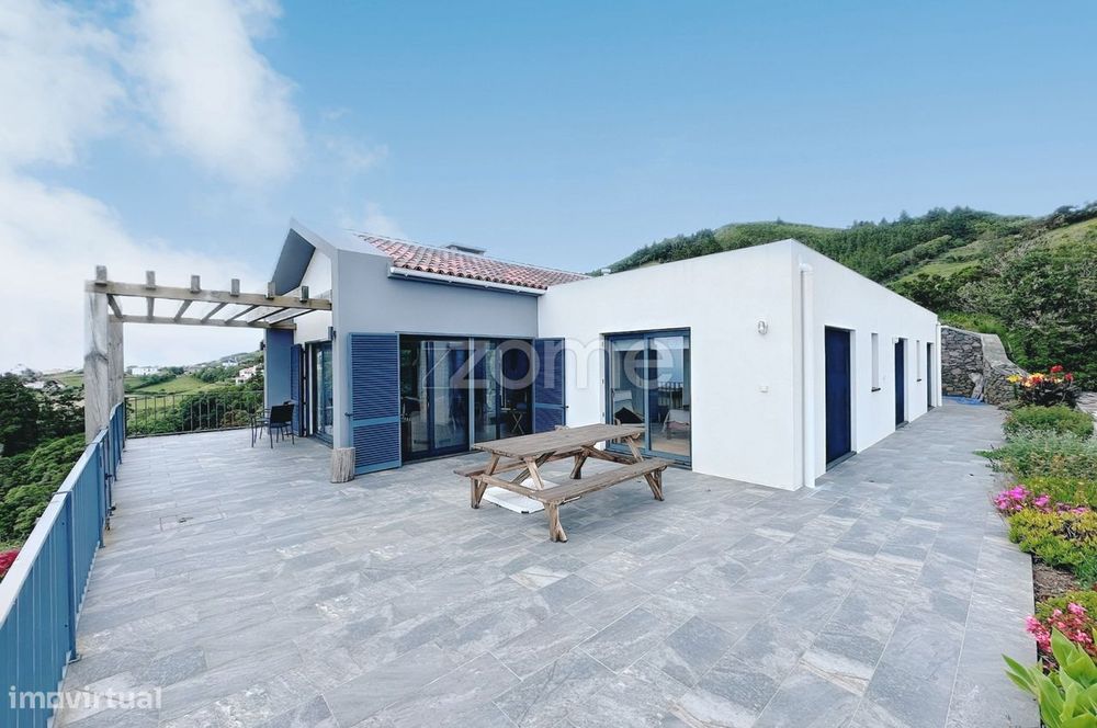 Moradia Contemporânea com Vista Panorâmica sobre o Oceano – Malbusc...