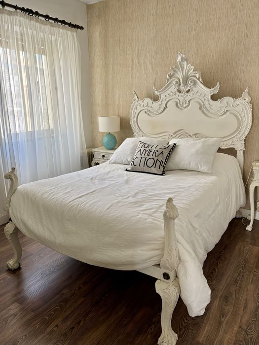 Cama vintage recuperada + 2 mesas de cabeceira