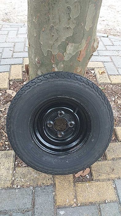 Jante R10 com pneu novo, de caravana, atrelado, reboque.