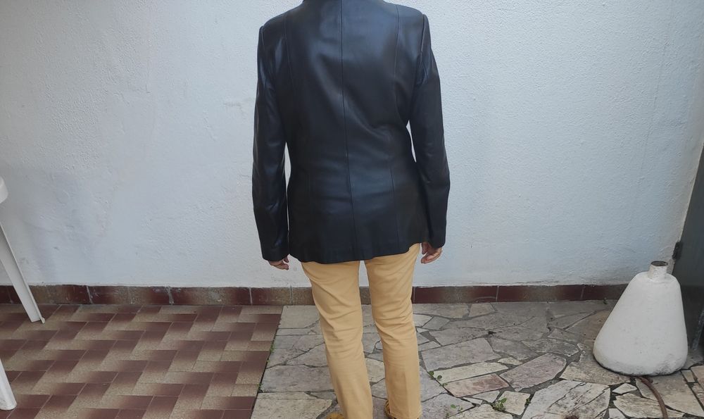 Casaco.   Preto  em pele genuína