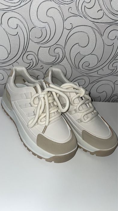 Нові кросівки, беж 41р