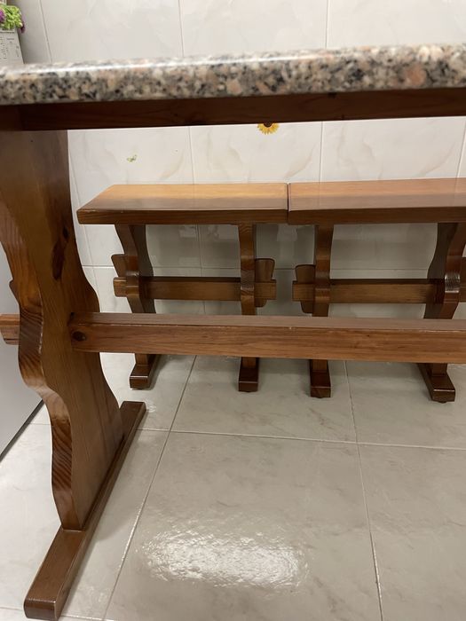 Mesa em Madeira Maciça e Pedra Mármore com 4 bancos tudo como Novo 123cmx63cmx74 Altura