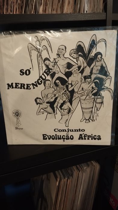 Vendo 35 álbuns de vinil de música africana em muito bom estado de vários artistas só entrego em mão