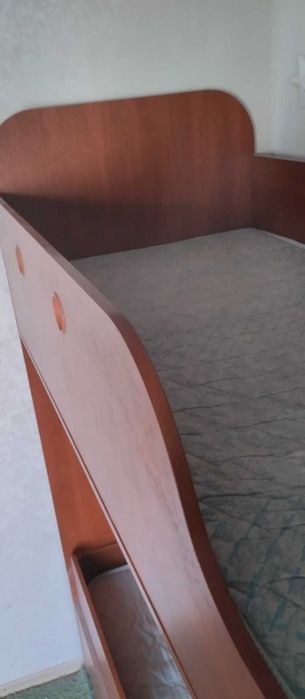 Двоповерхове дитяче ліжко