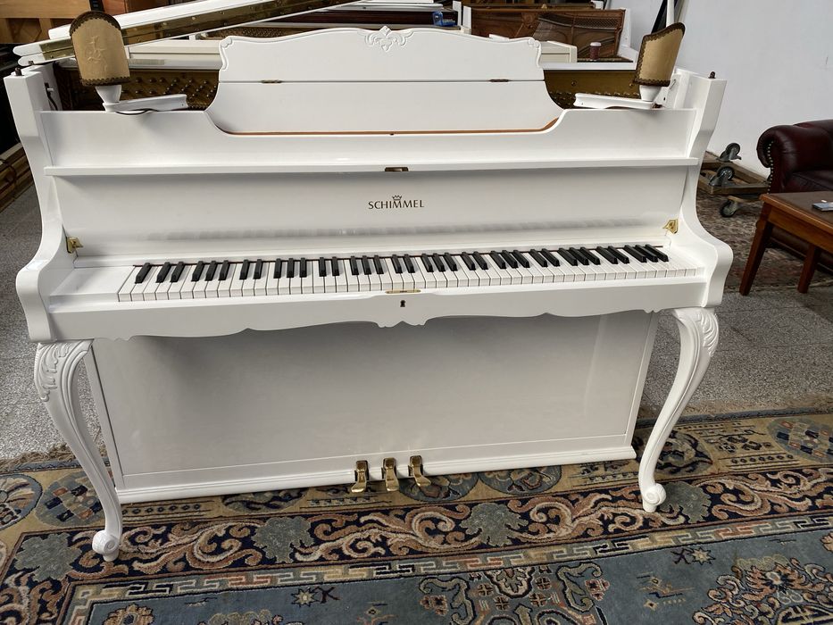 Piękne, białe pianino Schimmel