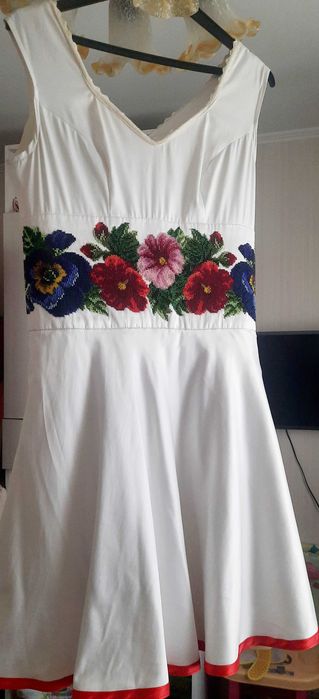 Плаття з вишивкою, сукня вишита атласна