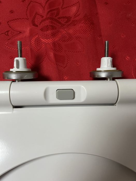 Deska sedesowa wolno opadająca.