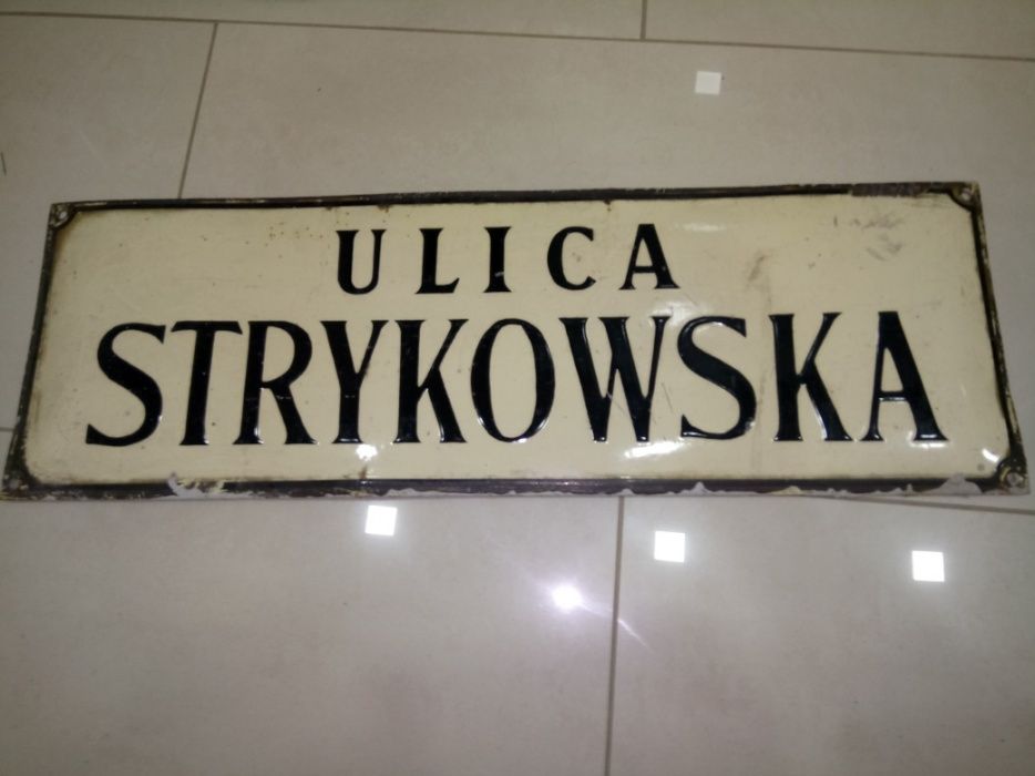 Oryginalne stare tablice z nazwą ulicy Strykowska i Popularna.