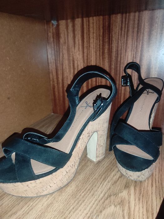 Vendo sandálias pretas 40/41