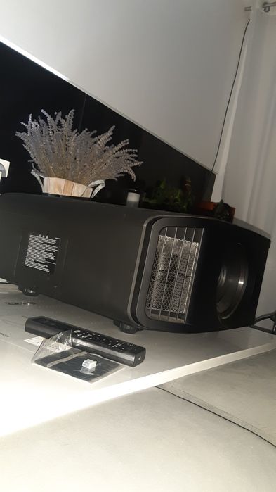 Projektor 4k firmy JVC DLA-N7 czarny