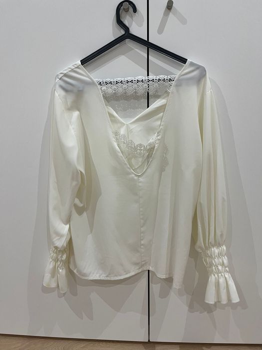 Blusa branca de manga comprida com elasticos na manga e costas abertas