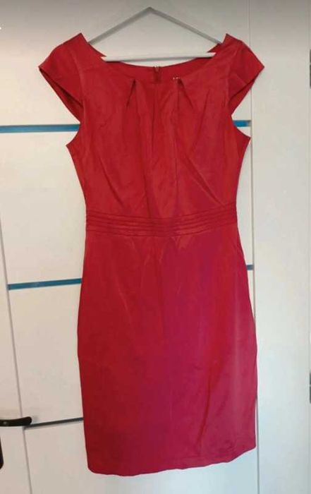 Czerwona Sukienka Dalbe – Klasyczny Krój  Rozmiar M/L