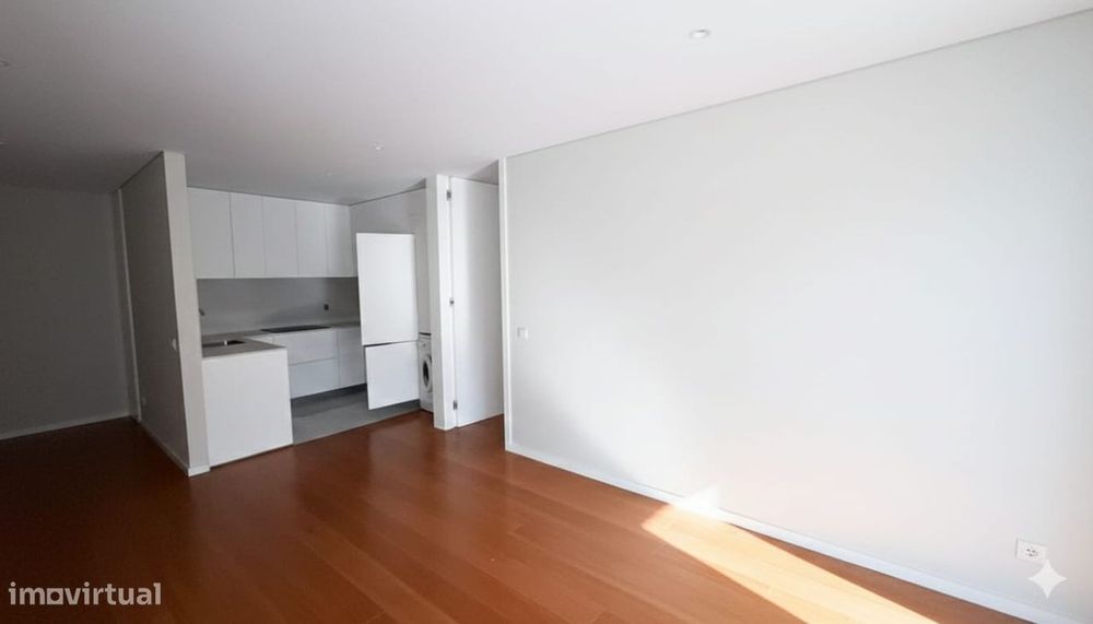 T1 | Como Novo | Lugar de Garagem | Elevador | R Costa Cabral