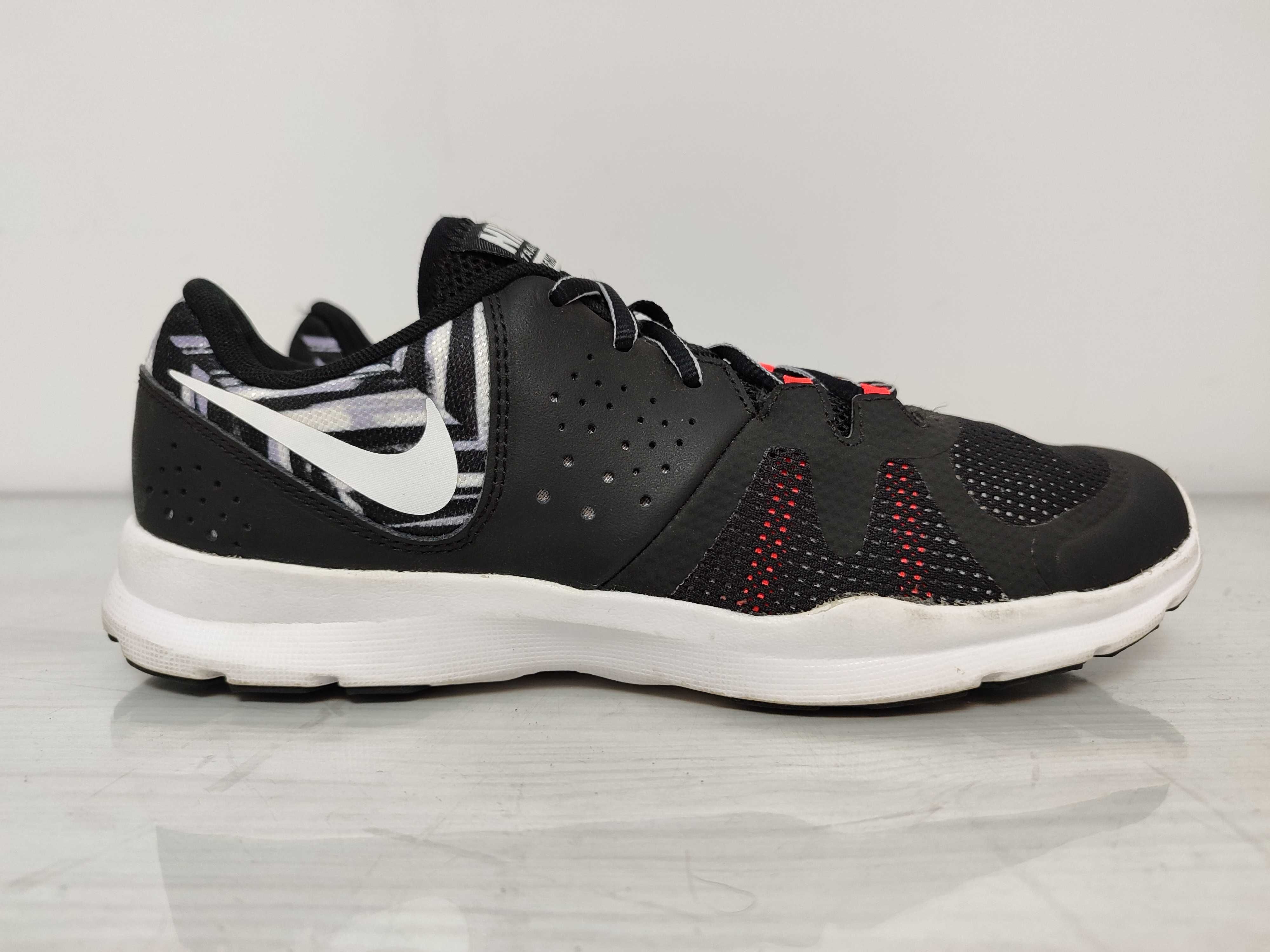 Nike Core Motion TR3 39 . 25 . 700